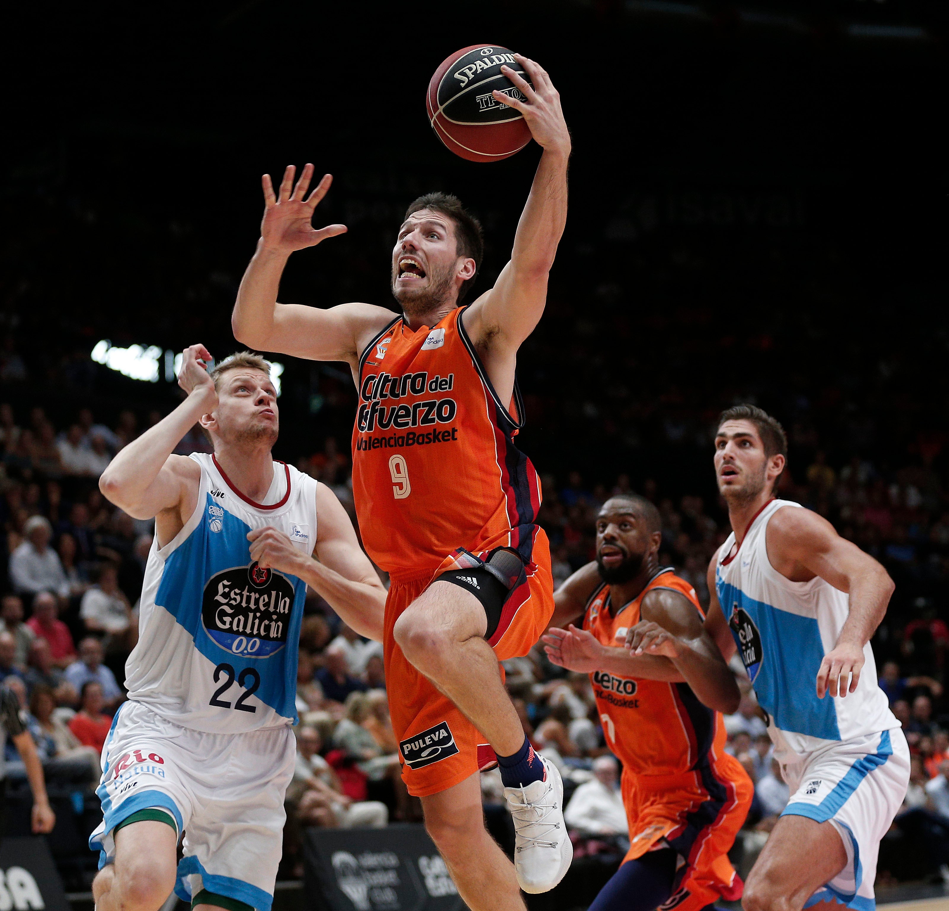 Rafa Martínez y Van Rossom sostienen al Valencia Basket ante el Obradoiro Rafa Martínez y Van Rossom sostienen al Valencia Basket ante el Obradoiro