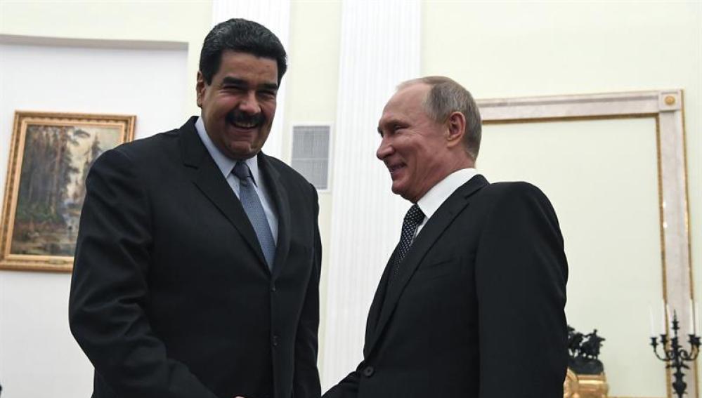 El presidente ruso, Vladímir Putin (d), saluda al presidente venezolano, Nicolás Maduro