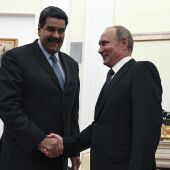  El presidente ruso, Vladímir Putin (d), saluda al presidente venezolano, Nicolás Maduro