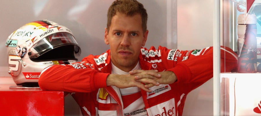 Sebastian Vettel, sentado en el box con su casco Sebastian Vettel, sentado en el box con su casco