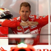 Sebastian Vettel, sentado en el box con su casco