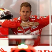Sebastian Vettel, sentado en el box con su casco Sebastian Vettel, sentado en el box con su casco