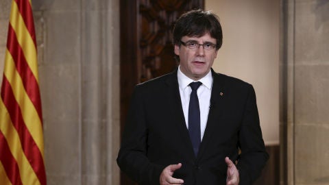Carles Puigdemont, durante la declaraci&oacute;n institucional