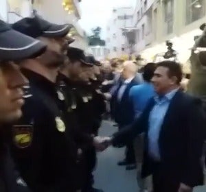 Decenas de habitantes se despiden de agentes de la Guardia Civil y la Policía Nacional en Pineda de Mar Decenas de habitantes se despiden de agentes de la Guardia Civil y la Policía Nacional en Pineda de Mar