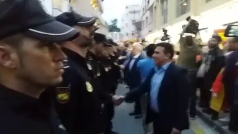 Decenas de habitantes se despiden de agentes de la Guardia Civil y la Polic&iacute;a Nacional en Pineda de Mar