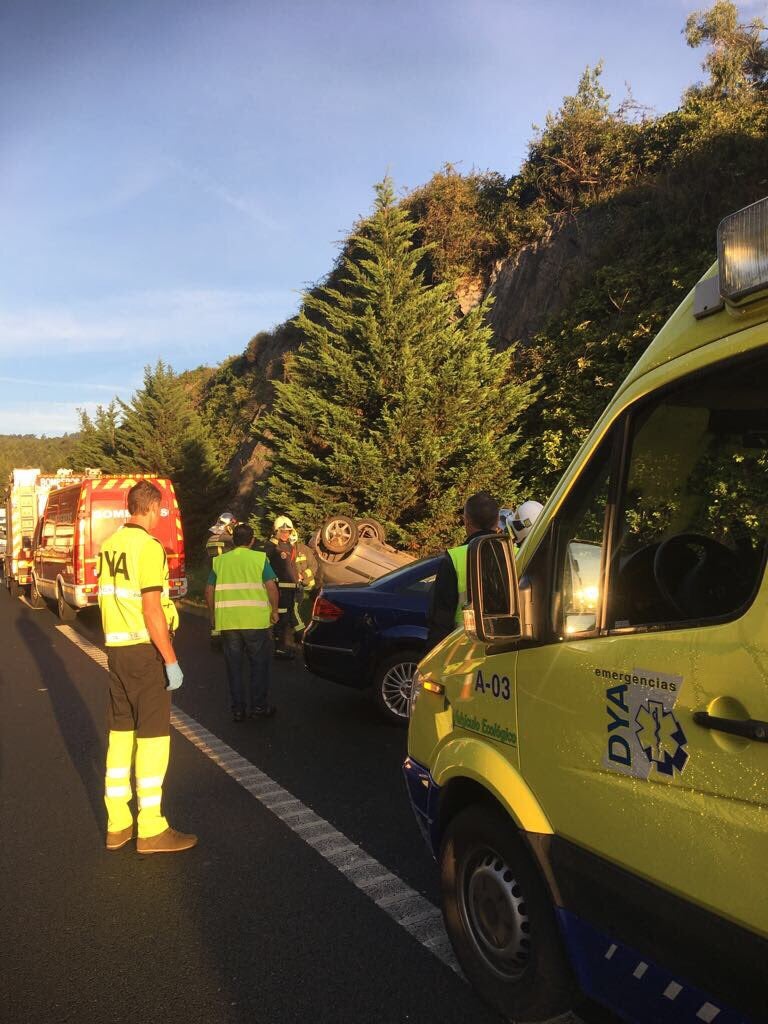 Dos heridos leves en un accidente de tráfico en la A-8 a la altura de Castro Dos heridos leves en un accidente de tráfico en la A-8 a la altura de Castro