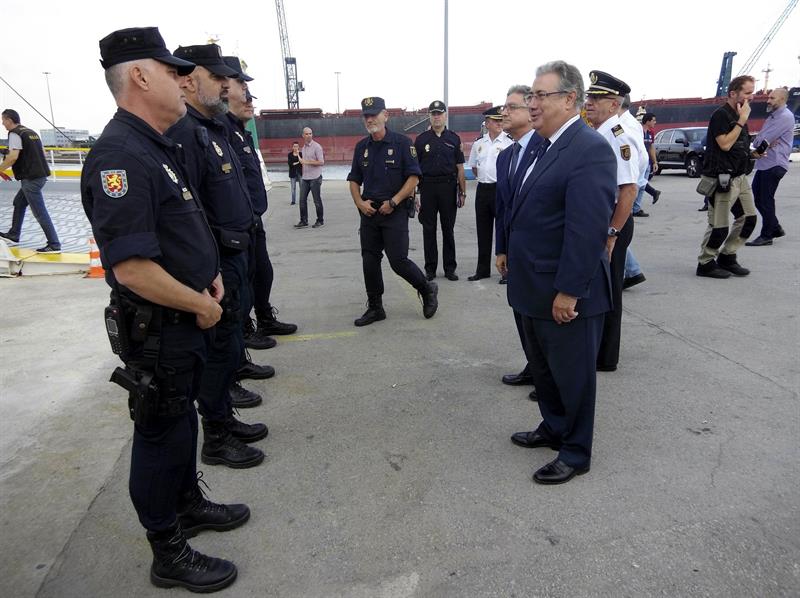 Interior ofrece a policías y guardias civiles una equiparación "total" de 1.500 millones de euros en tres años Interior ofrece a policías y guardias civiles una equiparación "total" de 1.500 millones de euros en tres años