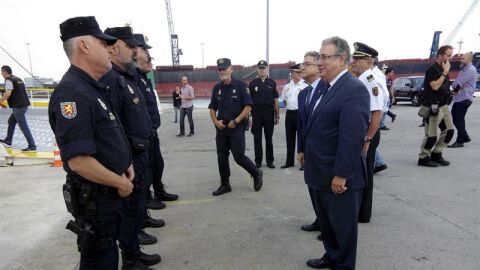 Zoido con varios polic&iacute;as nacionales
