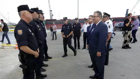 Zoido con varios policías nacionales Zoido con varios policías nacionales