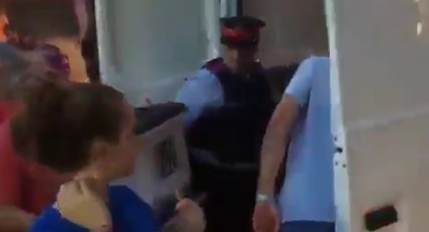 Interior estudia el vídeo de unos mossos recogiendo urnas con votos y metiéndolas en una furgoneta Interior estudia el vídeo de unos mossos recogiendo urnas con votos y metiéndolas en una furgoneta