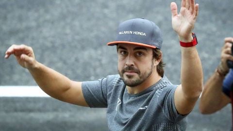 Fernando Alonso saluda a los aficionados en Jap&oacute;n