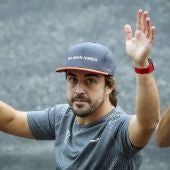 Fernando Alonso saluda a los aficionados en Japón