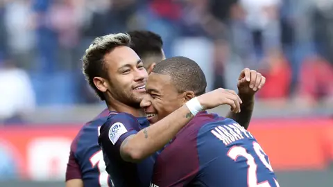 Mbappé abraza a Neymar durante un partido del PSG Mbappé abraza a Neymar durante un partido del PSG