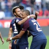 Mbappé abraza a Neymar durante un partido del PSG
