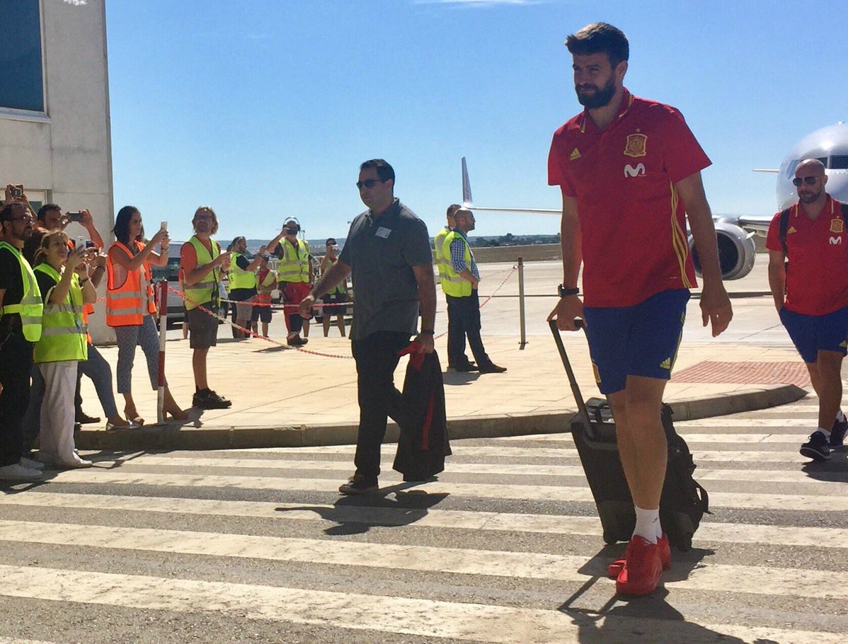Abucheos a Gerard Piqué en la llegada de la selección española a Alicante Abucheos a Gerard Piqué en la llegada de la selección española a Alicante