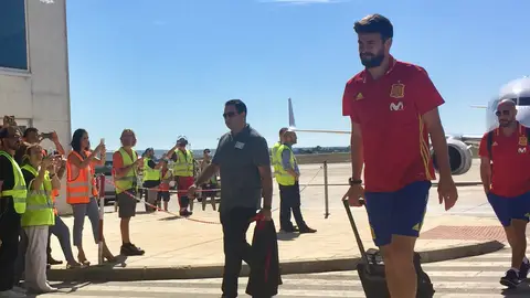 Gerard Piqué llega a Alicante con la selección española Gerard Piqué llega a Alicante con la selección española