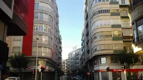 Confluencia de las calles Reina Victoria, Doctor Caro y Camilo Flamarión del centro de Elche Confluencia de las calles Reina Victoria, Doctor Caro y Camilo Flamarión del centro de Elche