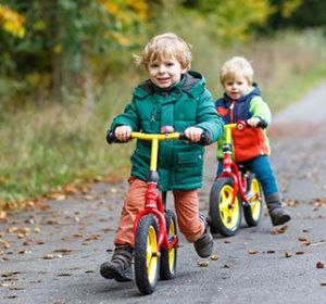 Niños en bicicleta Niños en bicicleta