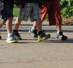 Imagen de varios niños caminando Imagen de varios niños caminando