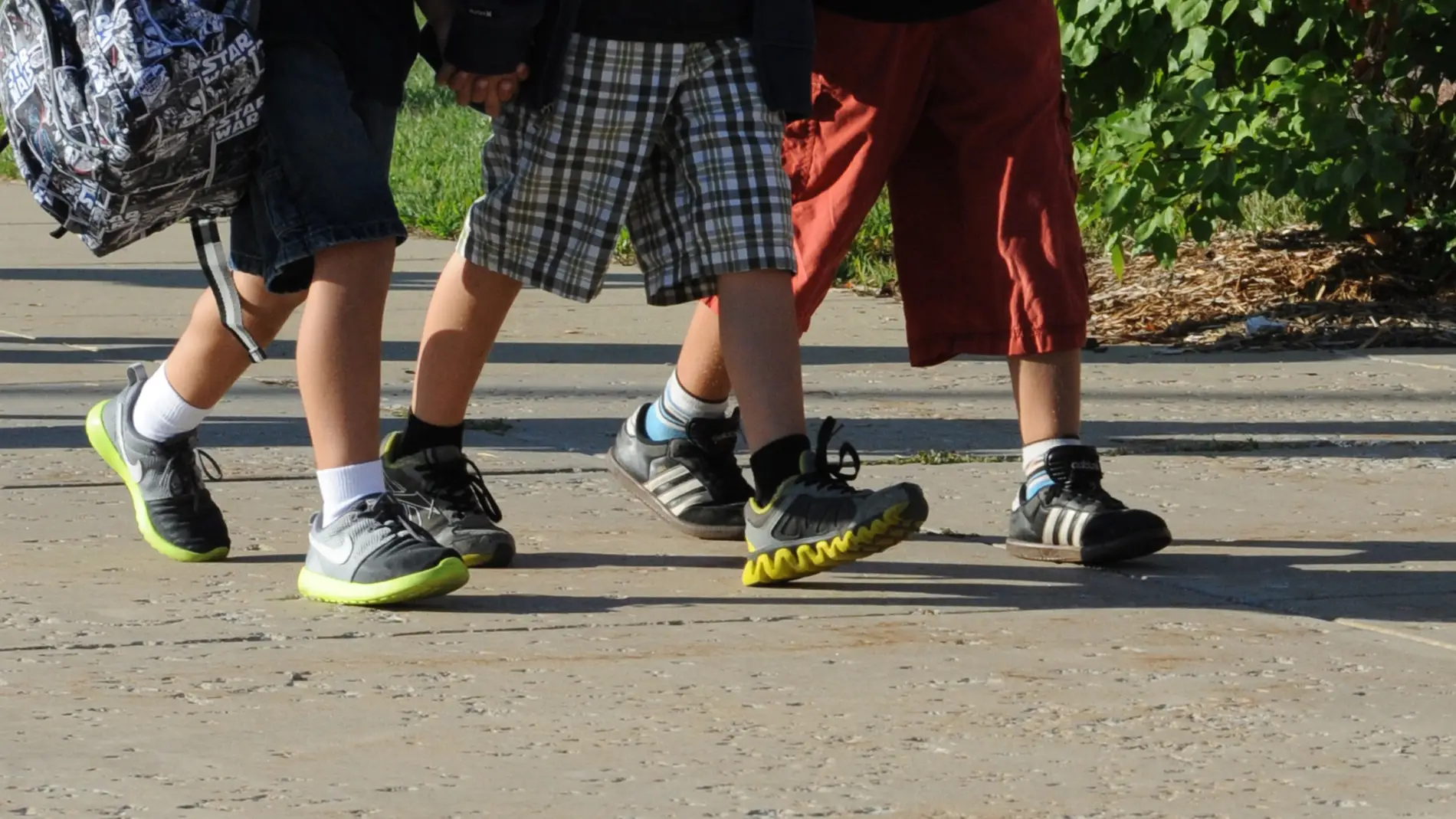 Imagen de varios niños caminando