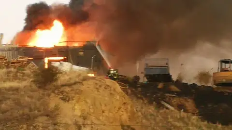 Los bomberos intentan sofocar el incendio Los bomberos intentan sofocar el incendio