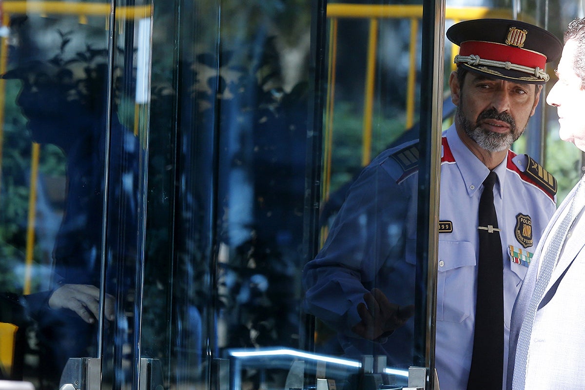 La Guardia Civil acusa a Trapero de inacción en conexión con Puigdemont en el 1-O La Guardia Civil acusa a Trapero de inacción en conexión con Puigdemont en el 1-O