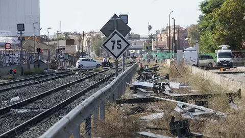 Aspecto de las vías a la altura del paso a nivel de Santiago el Mayor, en la ciudad de Murcia Aspecto de las vías a la altura del paso a nivel de Santiago el Mayor, en la ciudad de Murcia