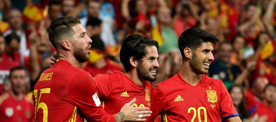 Isco celebra un gol con Asensio y con Ramos Isco celebra un gol con Asensio y con Ramos