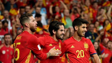 Isco celebra un gol con Asensio y con Ramos