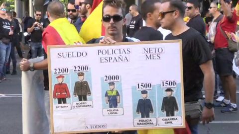 Manifestaci&oacute;n de polic&iacute;as y guardias civiles por la equiparaci&oacute;n salarial.