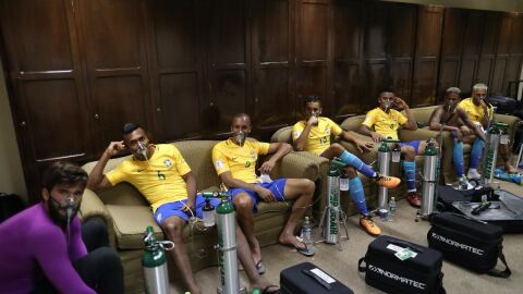 Los jugadores de Brasil, con ox&iacute;geno