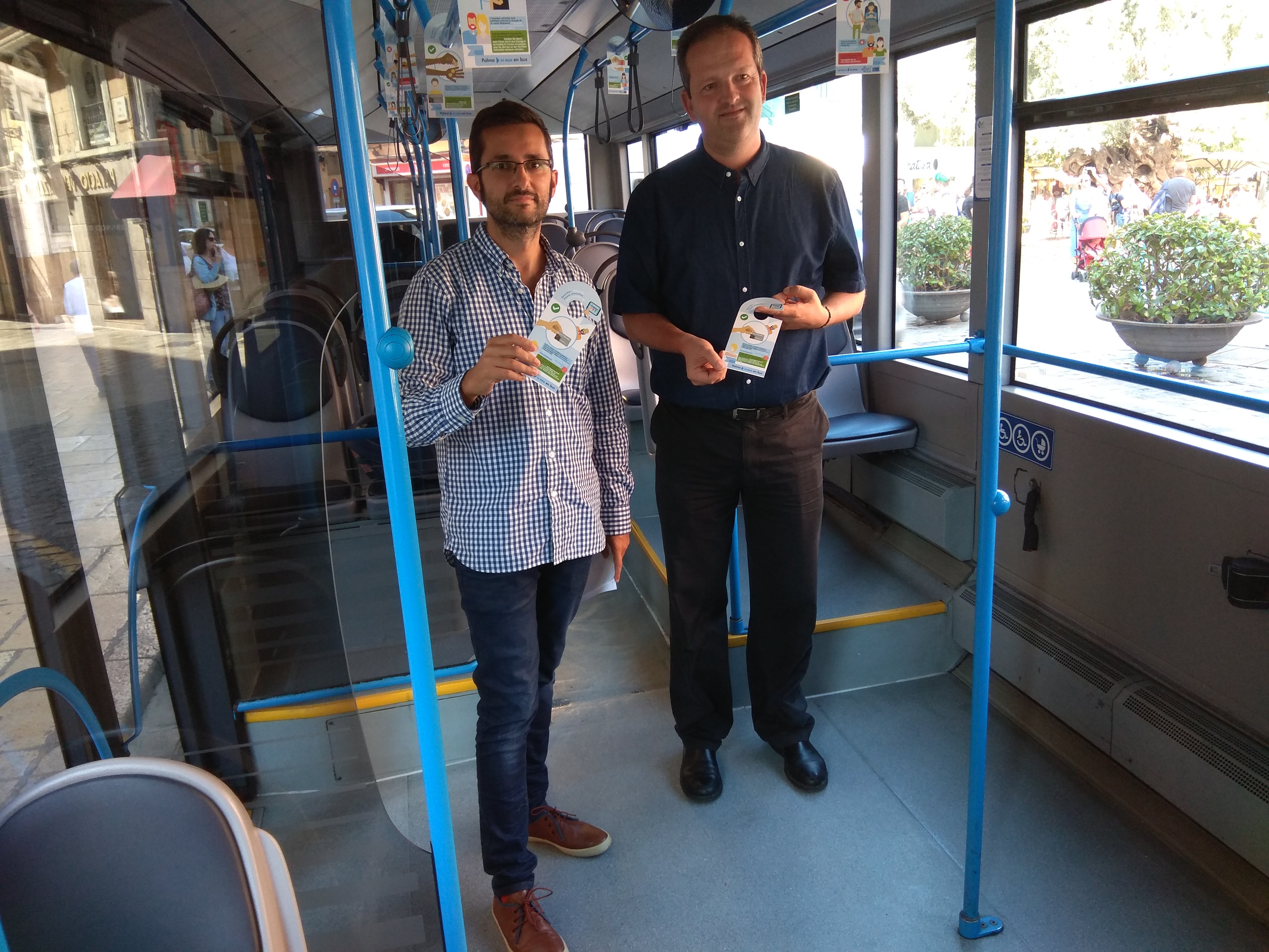 La EMT lanza una campaña para promover el buen uso del transporte público. La EMT lanza una campaña para promover el buen uso del transporte público.