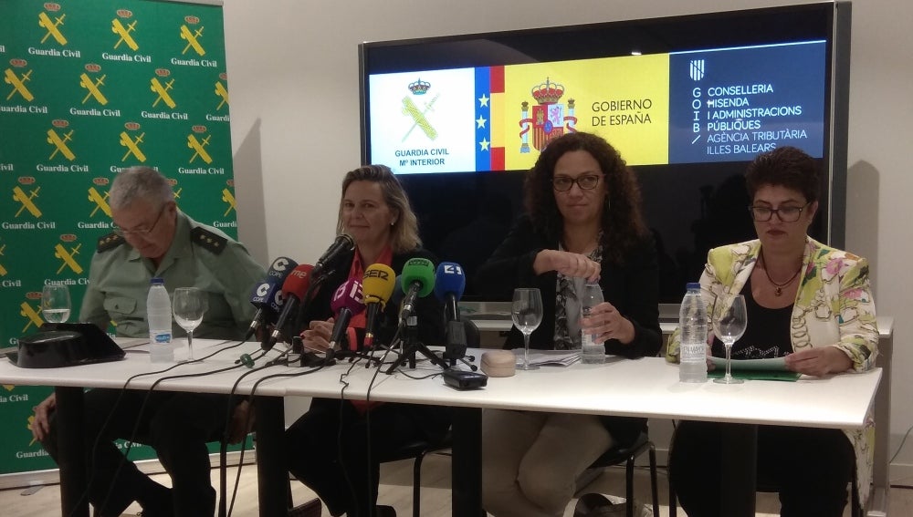 De izquierda a derecha: teniente coronel de la Guardia Civil, Jaume Barceló, la delegada del Gobierno, María Salom, la consellera de Hacienda, Catalina Cladera y la directora de la Agencia Tributaria, María Antonia Truyols