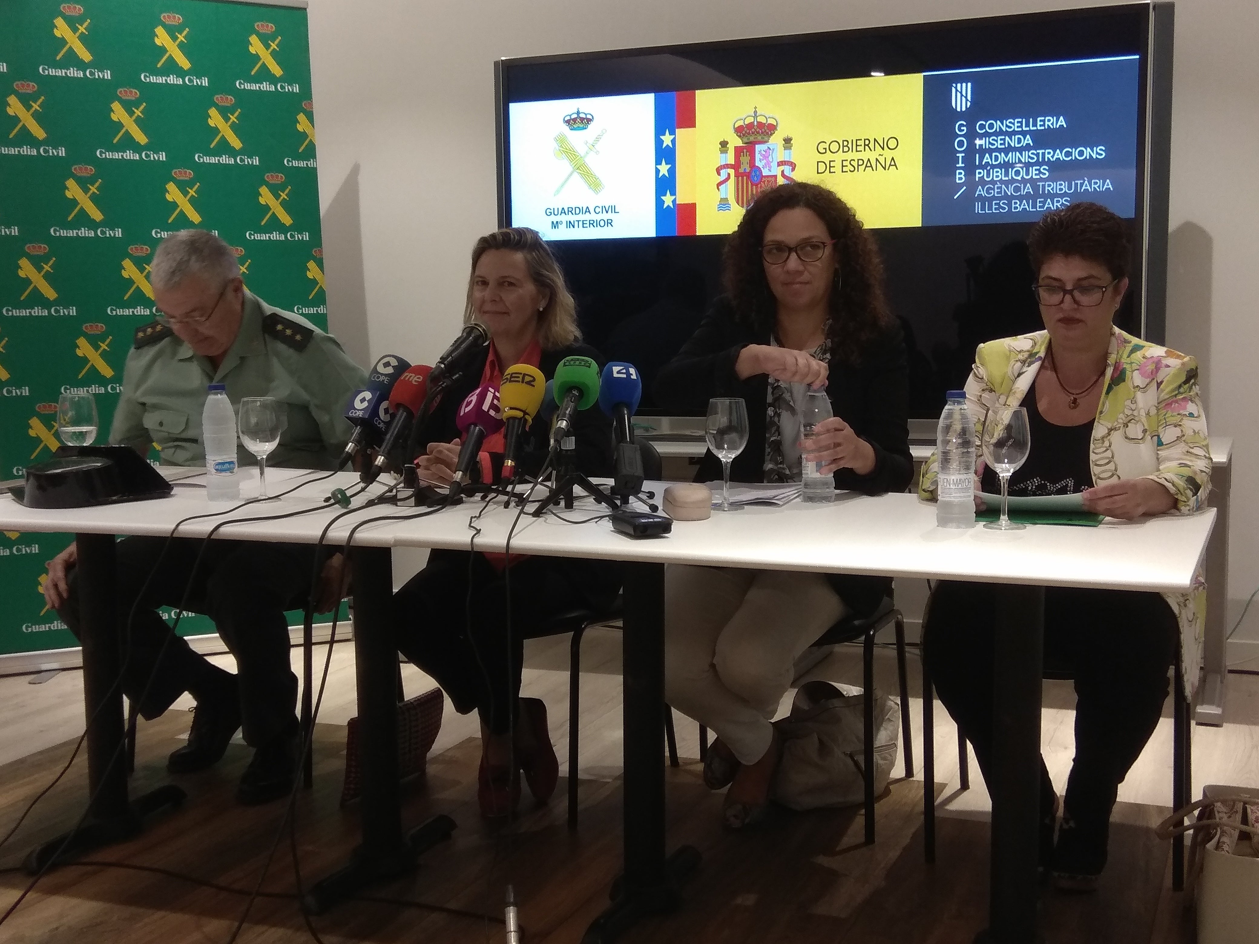 La Guardia Civil detiene a 6 personas por eludir el impuesto de transmisión de vehículos en Baleares La Guardia Civil detiene a 6 personas por eludir el impuesto de transmisión de vehículos en Baleares