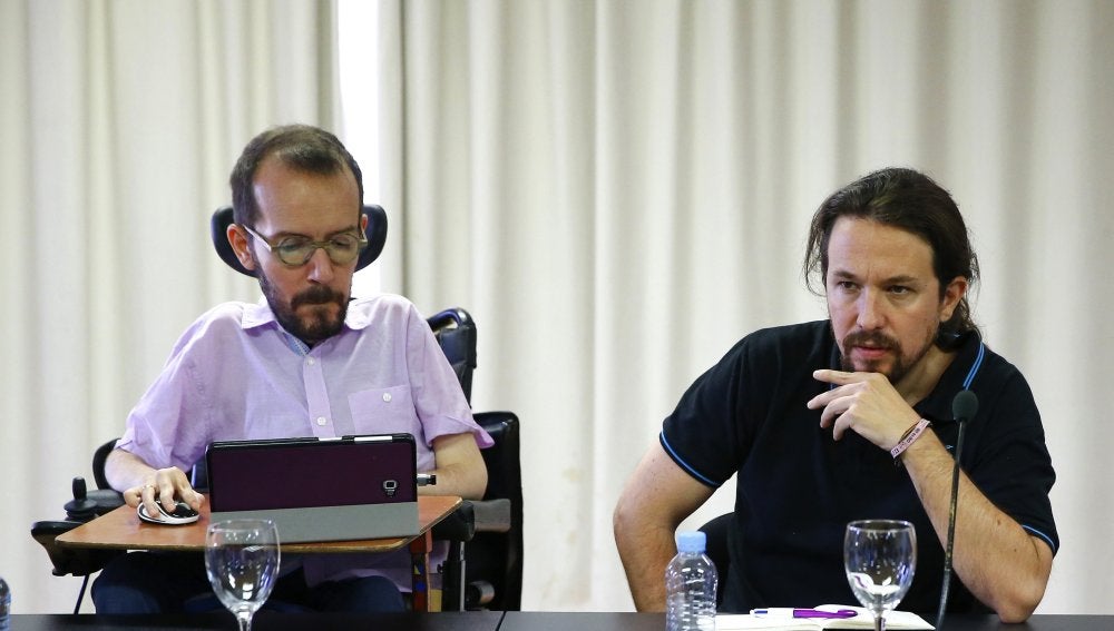 El líder de Podemos, Pablo Iglesias (d) y el secretario de Organización, Pablo Echenique