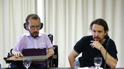 El l&iacute;der de Podemos, Pablo Iglesias (d) y el secretario de Organizaci&oacute;n, Pablo Echenique