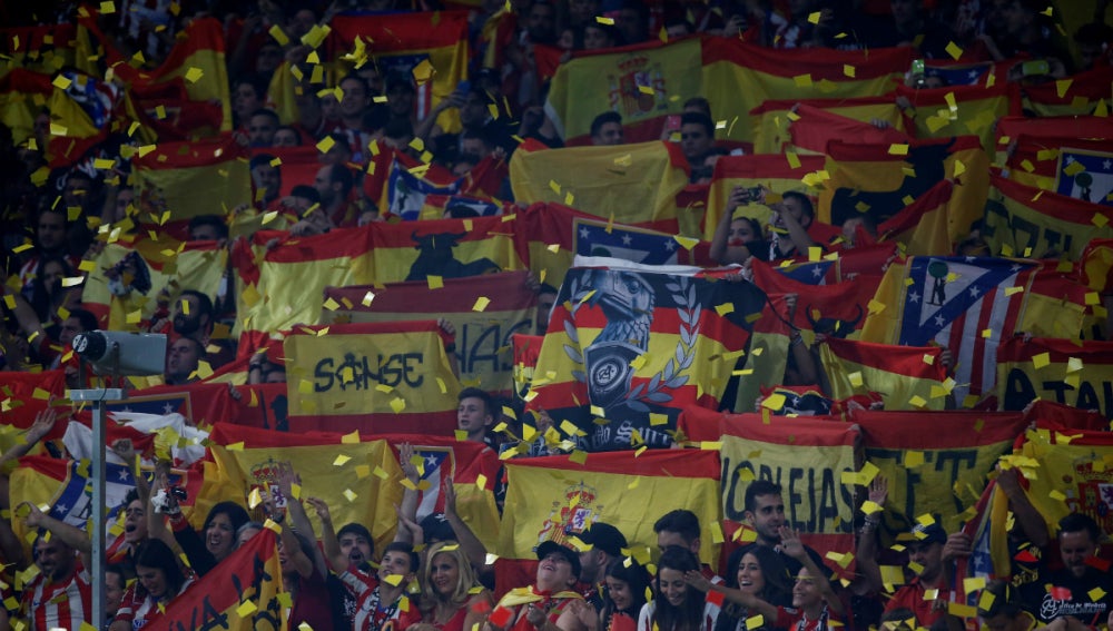 El Wanda Metropolitano, coloreado con banderas españolas