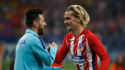 Griezmann y Messi se saludan