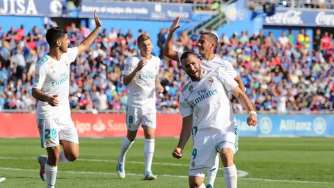 Karim Benzema celebra el primer gol del Real Madrid en el campo del Getafe Karim Benzema celebra el primer gol del Real Madrid en el campo del Getafe
