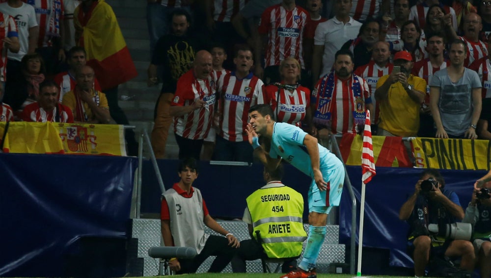 Suárez celebra su gol ante la hinchada del Atlético