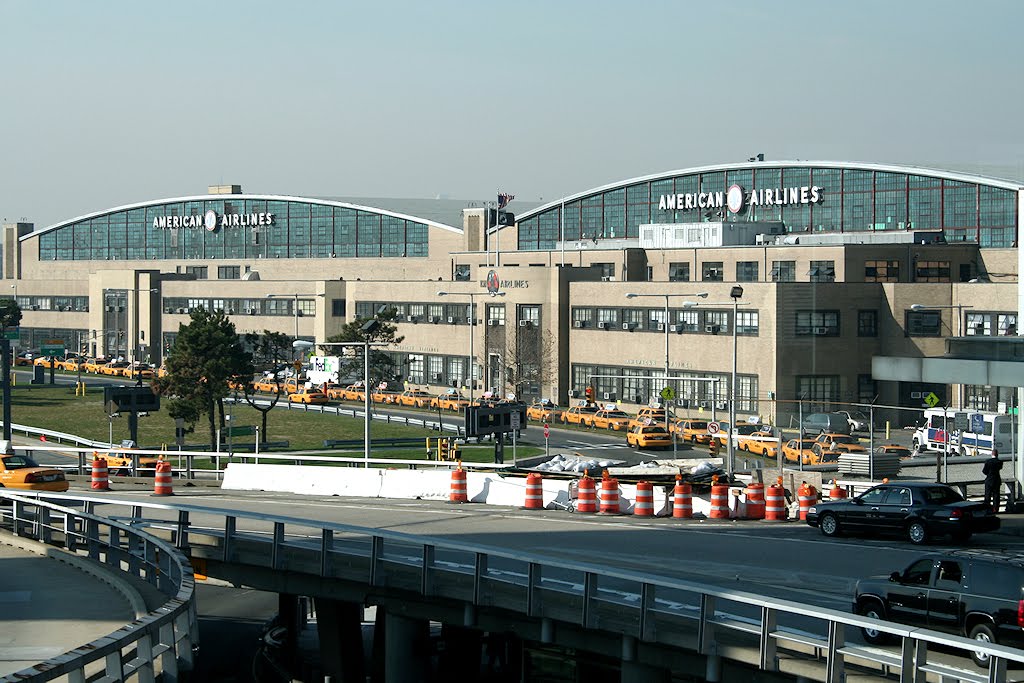 Un detenido en aeropuerto de Nueva York tras amenazar a un empleado con una falsa bomba Un detenido en aeropuerto de Nueva York tras amenazar a un empleado con una falsa bomba