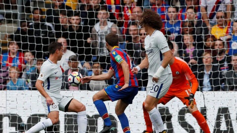 C&eacute;sar Azpilicueta se marca en propia puerta un gol en contra del Chelsea