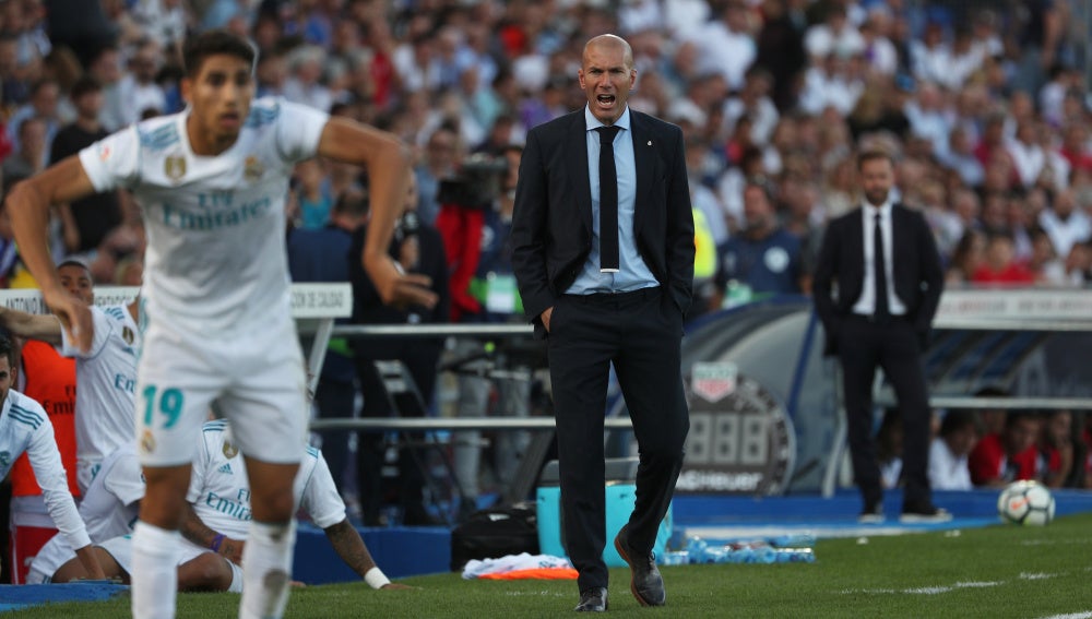 Zidane formula observaciones a Achraf en un saque de banda