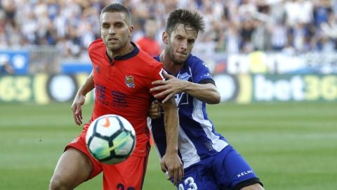 Kevin Rodrigues pelea un bal&oacute;n contra el jugador del Alav&eacute;s &Aacute;lvaro Medr&aacute;n