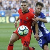 Kevin Rodrigues pelea un balón contra el jugador del Alavés Álvaro Medrán