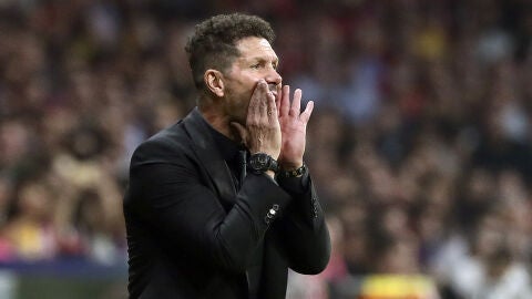 Diego Pablo Simeone da instrucciones a sus jugadores durante el partido contra el Barcelona