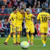 Meunier es abrazado por Di María y Dani Alves en la victoria del PSG