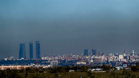 Vista de Madrid cubierta por una 'boina' de contaminaci&oacute;n