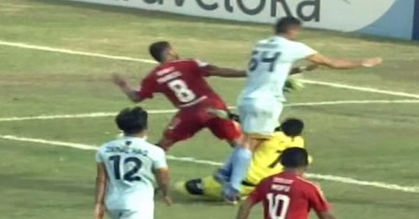 Muere un portero de la Liga de Indonesia tras chocar con un compañero en un partido Muere un portero de la Liga de Indonesia tras chocar con un compañero en un partido