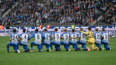 Los jugadores del Hertha se arrodillaron sobre el campo antes del inicio del partido a modo de se&ntilde;al contra el racismo.